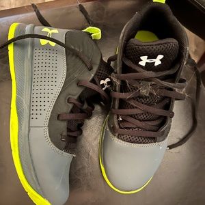 Kids basketball shoes